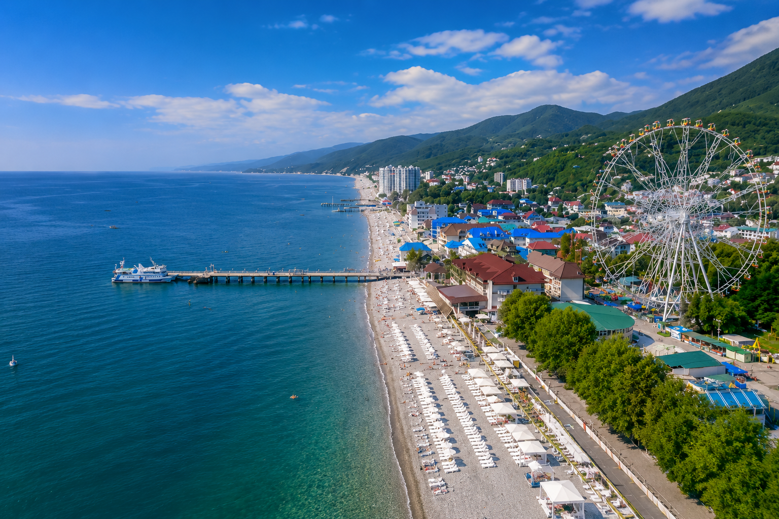 Панорамный вид на море и берег в Лазаревском